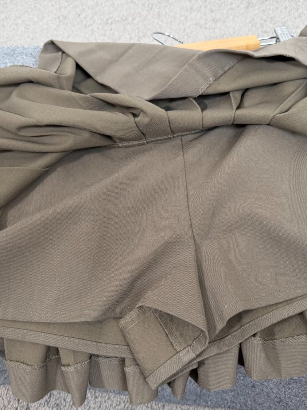 ANTHROPOLOGIE FLAT WHITE Tan Pleated Mini Skort with Belt Loops Women's Size M - Picture 6 of 7